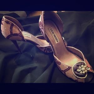 Jeweled Purple pattern pump